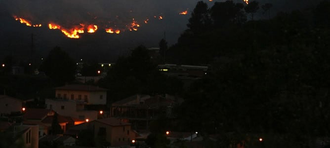 El incendio deja 420 hectáreas de vegetación arrasadas por el fuego. Los servicios ferroviarios afectados ya se han restablecido.