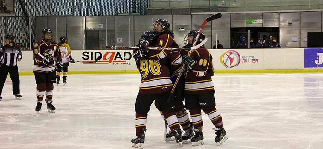 Las jugadoras valdemoreñas Celia Lara (96), Sara Insenser (98) y Jimena Serrano (4) celebran un gol de la primera ante Granada Grizzlies en la pista de hielo &#039;Francisco Fernández Ochoa&#039; de la localidad valdemoreña.