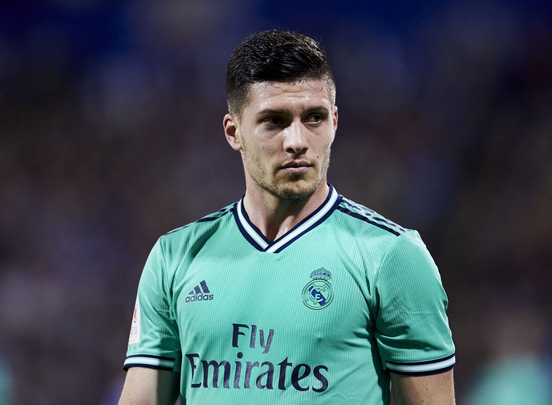 Luka Jovic, jugador del Real Madrid, se enfrenta a medidas legales por incumplir la cuarentena.