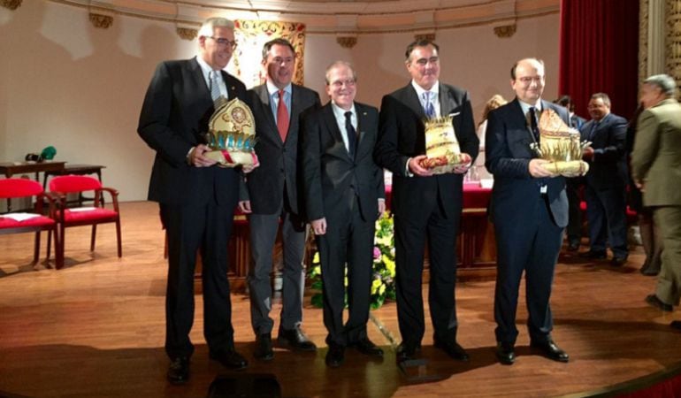 De izquierda a derecha, José Manuel García Quílez (Melchor), el alcalde Juan Espadas, el presidente del Ateneo, Alberto Máximo Pérez Calero; José Estévez (Gaspar) y José Castro (Baltasar)