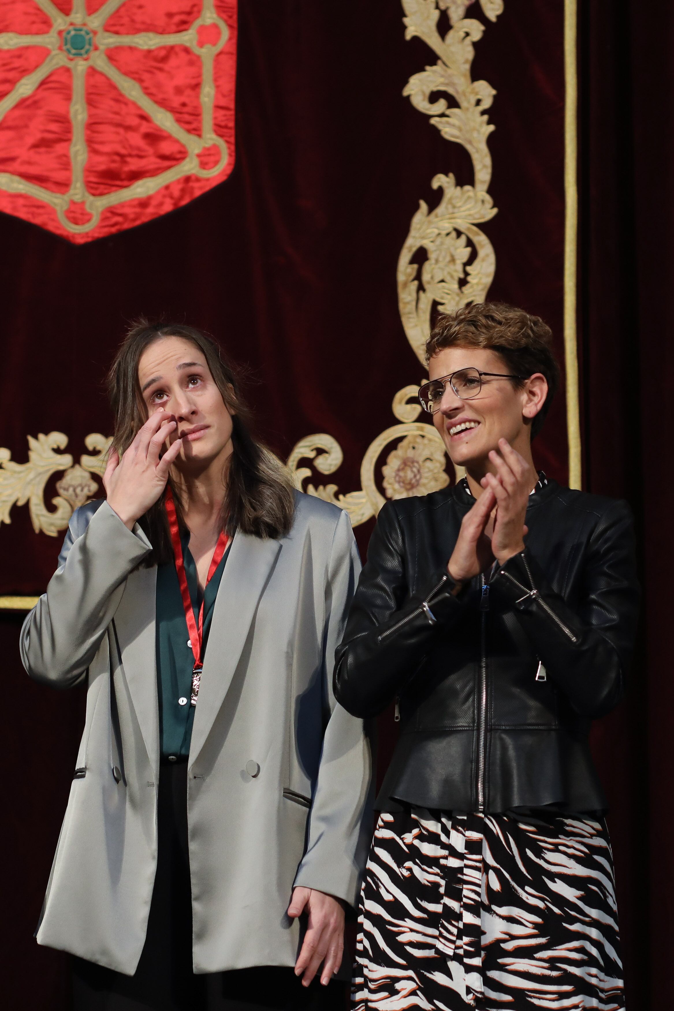 Nerea Pena, visiblemente emocionada, junto a la presidenta de Navarra María Chivite durante la entrega de la medalla de oro al mérito deportivo