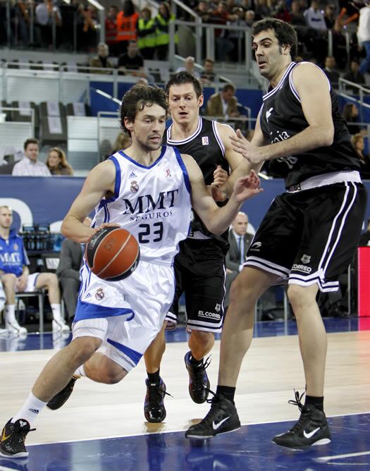 El base del Real Madrid Sergio Llull (i) conduce el balón ante la presión de los jugadores del Bizkaia Bilbao Basket Janis Blums (c) y Eduardo Hernández-Sonseca durante el partido correspondiente a la vigésima jornada de la Liga ACB que enfrenta esta tard