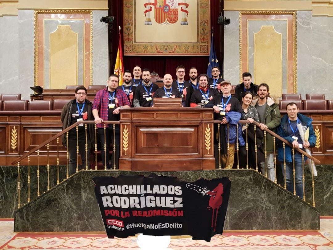 Los trabajadores despedidos se han reunido en el Congreso con diputados de Podemos 