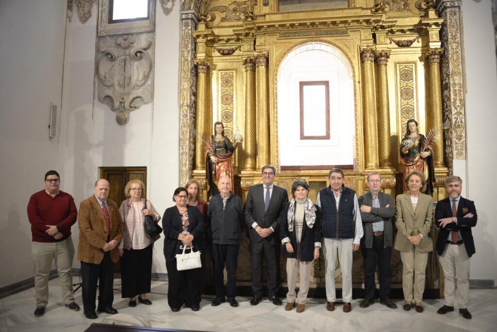 Foto de familia tras la presentación de la restauración del Retablo de la Virgen de la Encarnación en Los Terceros