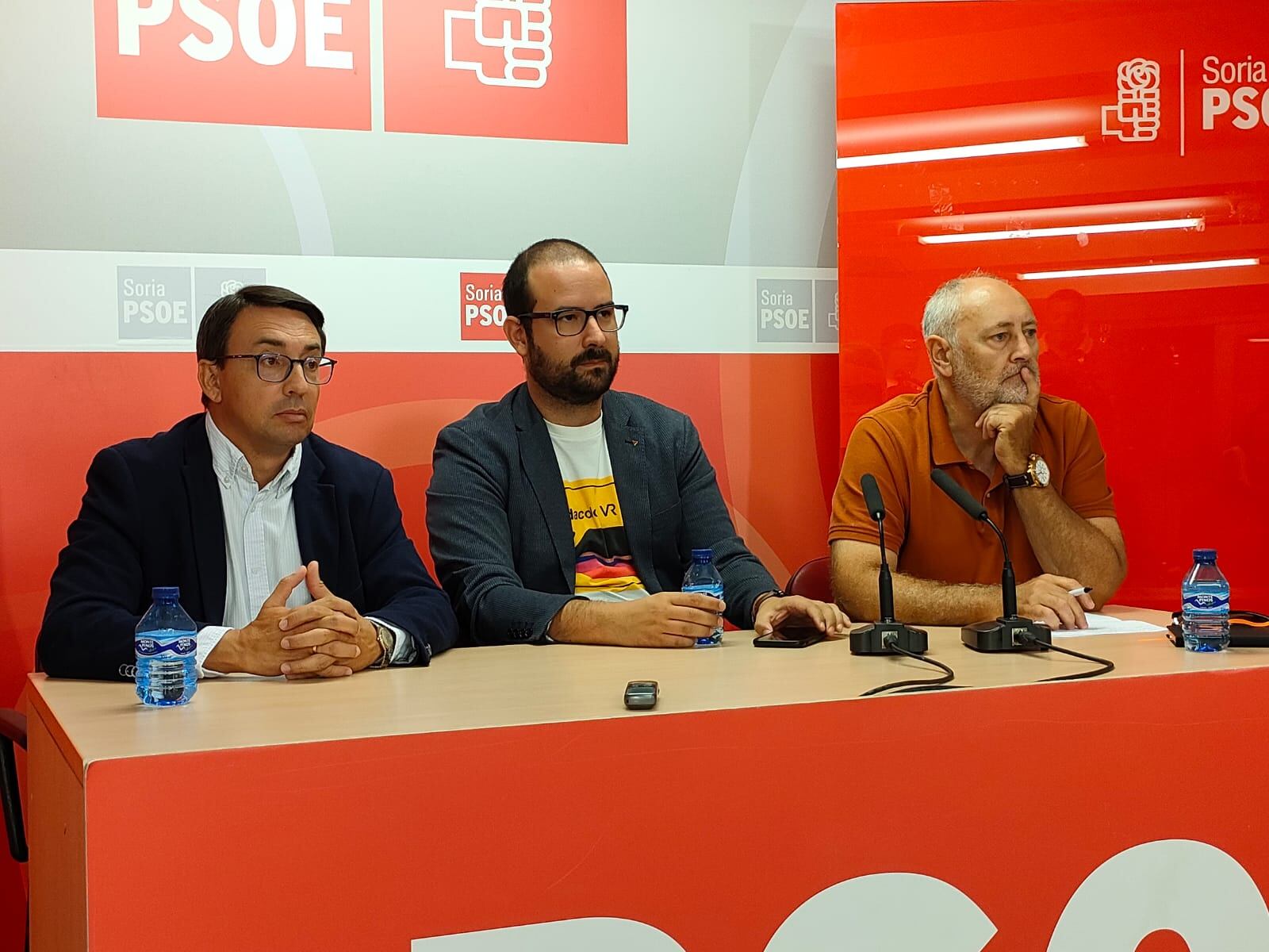 El procurador Ángel Hernández (c), flanqueado por los portavoces socialistas de Educación e las Cortes.