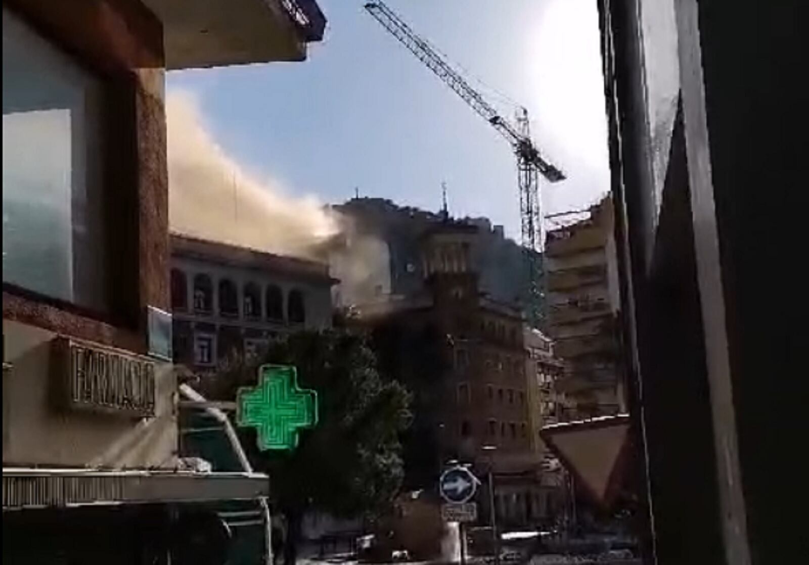 El humo del incendio en un restaurante se podía ver desde distintos puntos de Jaén capital