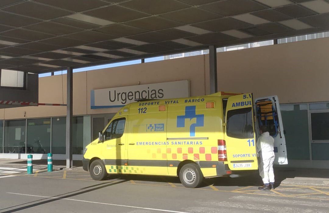 Una ambulancia a las puertas de las Urgencias de un hospital.