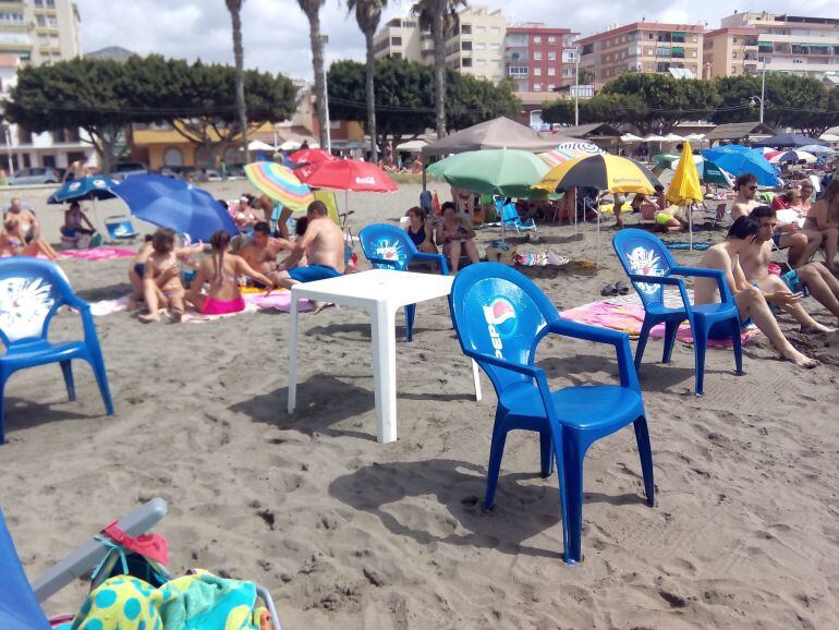 Unos usuarios han colocado sillas y mesas para "ocupar" una zona de la playa y regresar horas más tarde