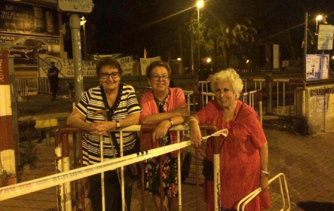 Ana (a la derecha) junto a Manuela y Teresa, fallecida recientemente. Las tres han destacado por su lucha en favor del soterramiento