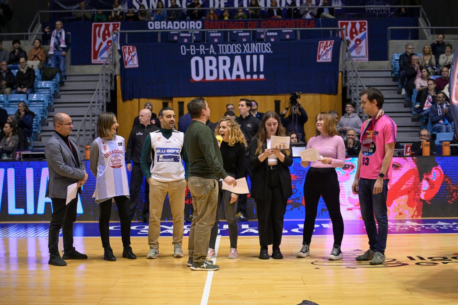 Toño Bermúdez, Aihnoa Apestegui, Fernando Becerra, Javier Masaguer de espaldas, Lara Capelo, Iria Ramos, Chus Pombo e Iñigo Cainzos durante la presentación de Obradoiro y Murcia