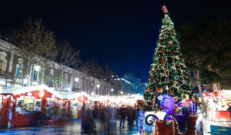 Colgar los adornos antes de tiempo evoca tiempos felices.