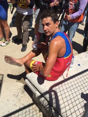 Iván Raña descansa tras finalizar la carrera. Así acabó su planta del pie