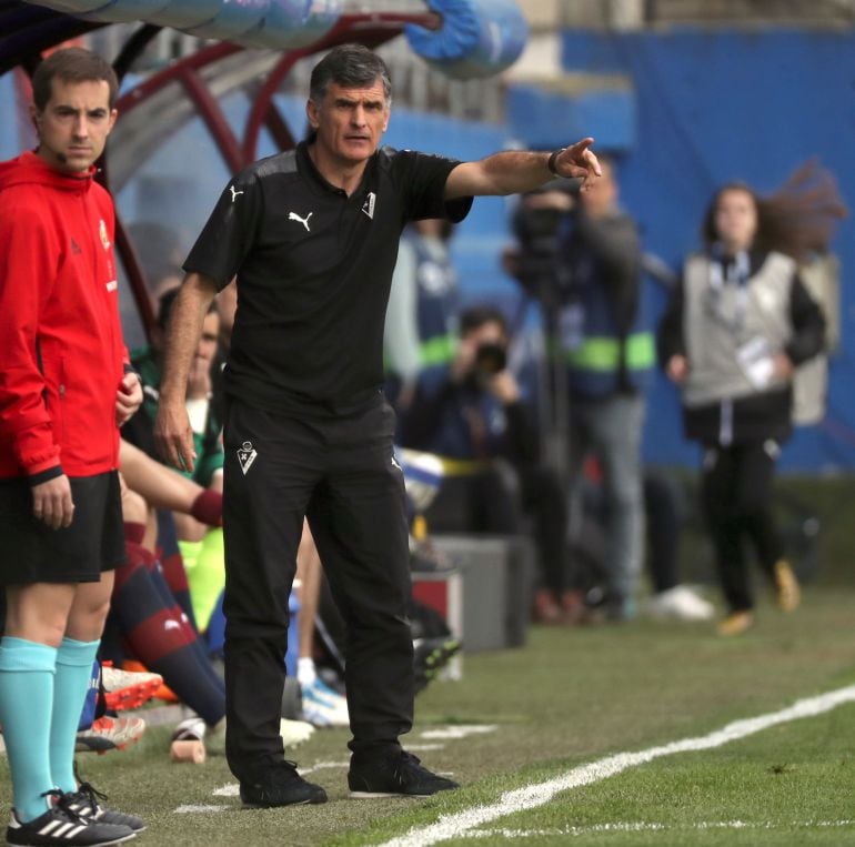 Mendilibar dando instrucciones ante el Deportivo Alavés