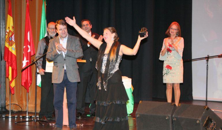 Montse Pérez recibe el Primer Premio del VIII Concurso de Flamenco Ciudad de Tres Cantos