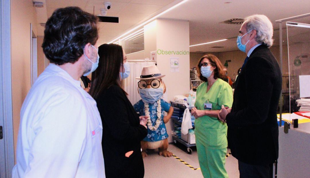 El consejero de Sanidad, Ruiz Escudero, (d), durante su visita a las renovadas Urgencias Pediátricas del Hospital U. de Fuenlabrada; junto a él el Dr. Cucarella, director de Continuidad Asistencial, Gema Sarmiento , Directora Gerente y la Dra. Rivero, jef