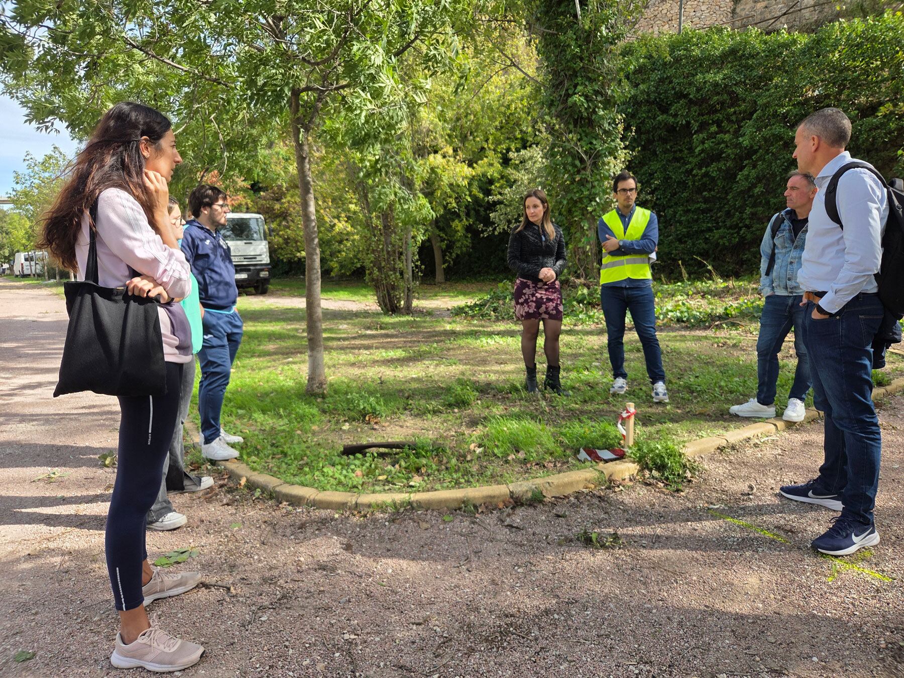 El concejal Alberto Belda, el director de actividades, Javi López y los técnicos informando a representantes del baloncesto de nuestra ciudad