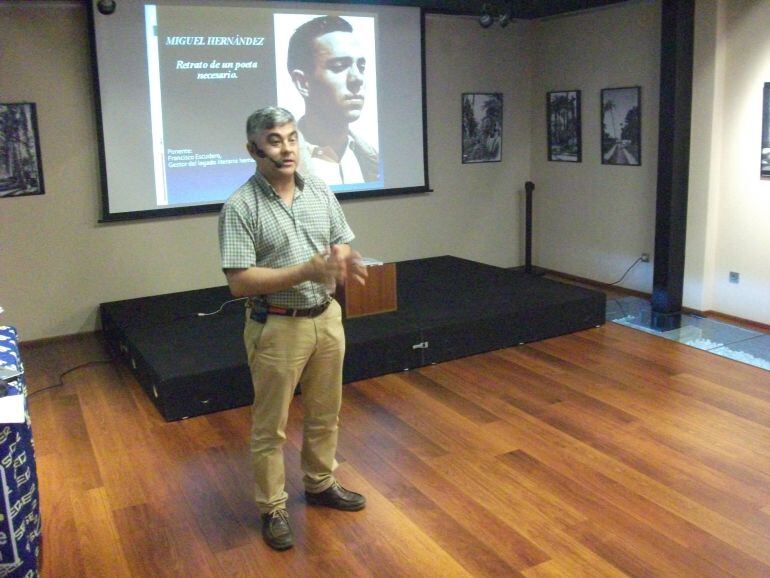 Francisco Escudero en una conferencia en Radio Elche