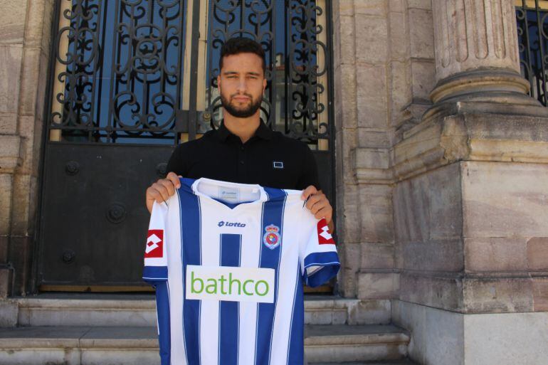 Moreno, posa con la camiseta de la Gimnástica