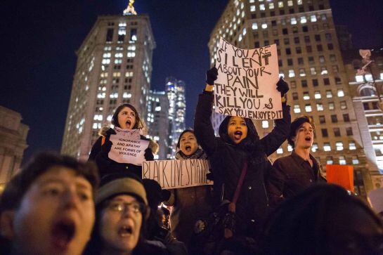 Manifestantes pidiendo justicia después de que un jurado exonerara al policía que causó la muerte de Eric Garner