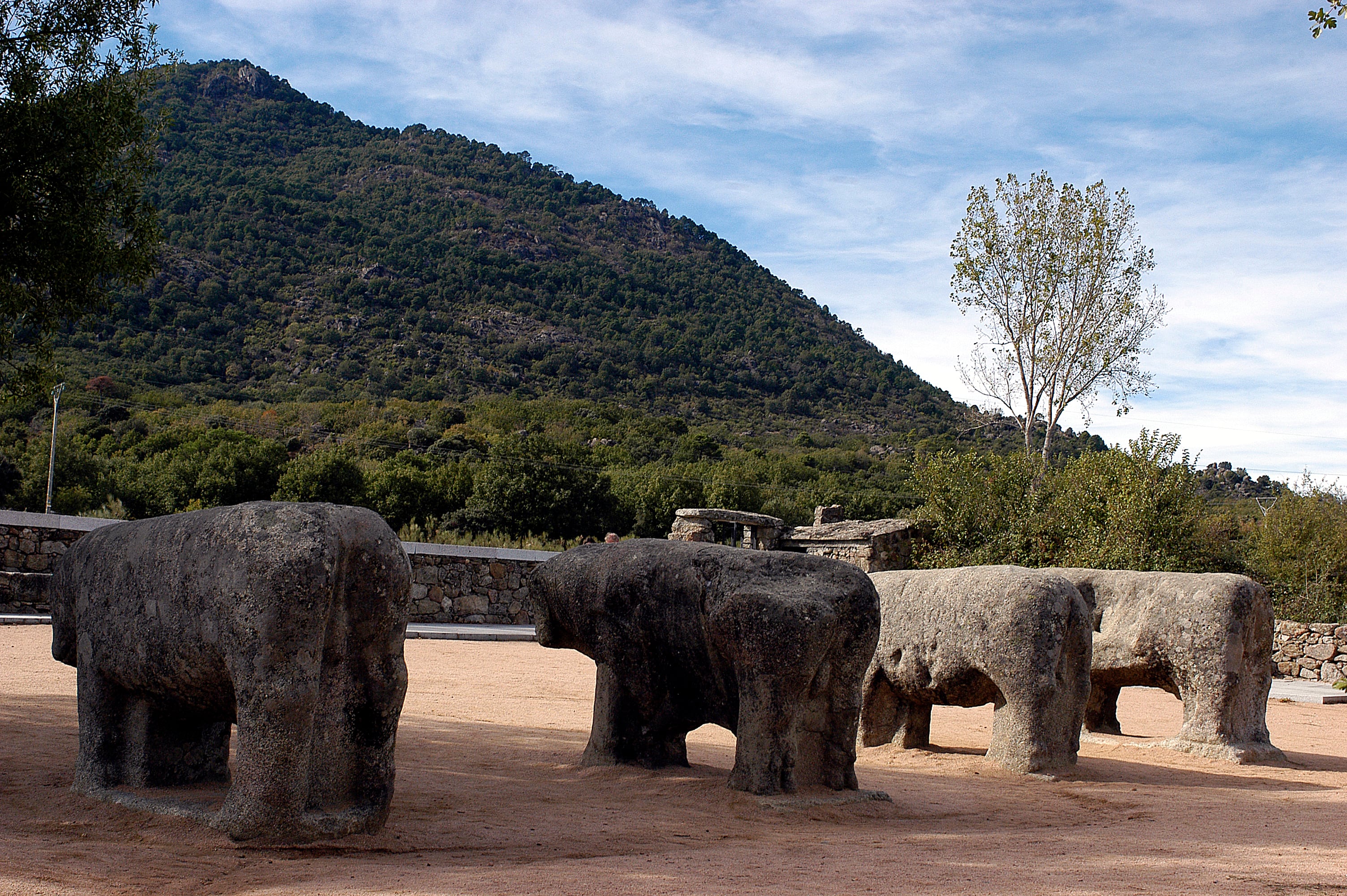 Los Toros de Guisando con el cerro al fondo