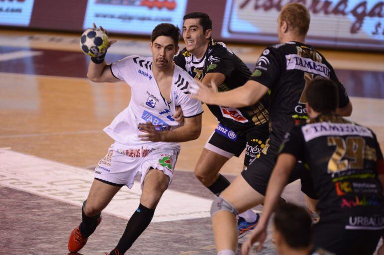 Leo Santos en una acción de partid