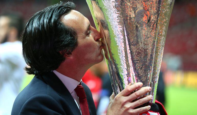 Unai Emery, con el trofeo de campeón de la Europa League.