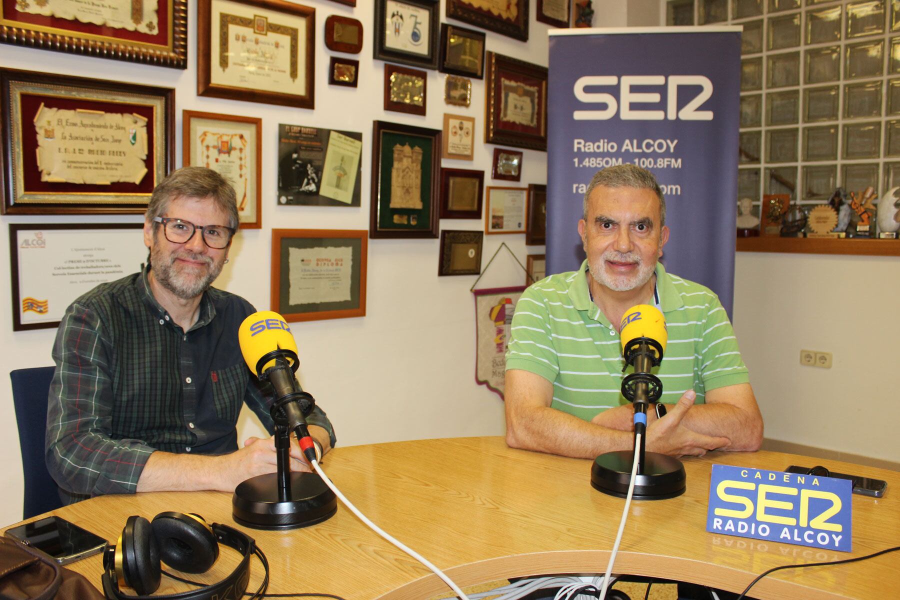Àngel Lluís Ferrando y Rafa Hernández, en el estudio central de Radio Alcoy