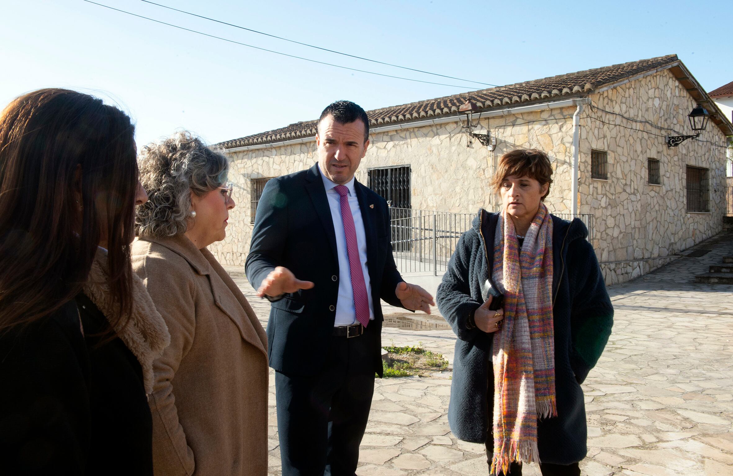 El presidente de la Diputació de València, Vicent Mompó, durante la visita al edificio municipal de Benigànim acondicionado como centro de respiro para personas con Alzheimer y sus familias
