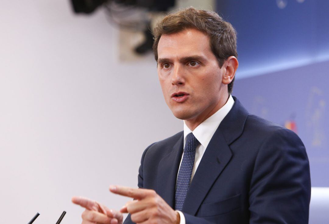 El presidente de Ciudadanos, Albert Rivera, ofrece una rueda de prensa en el Congreso tras su consulta con el Rey para la propuesta de candidato a la Presidencia del Gobierno.