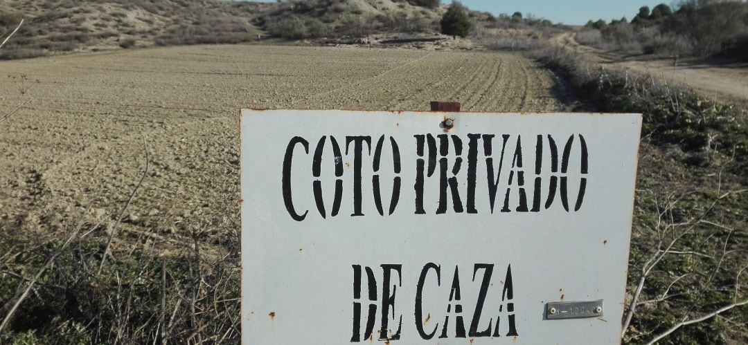 Uno de los carteles de coto privado de caza