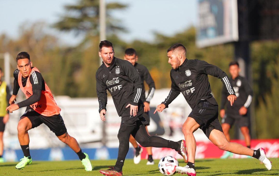 Buendía, junto a Messi, en un reciente entrenamiento de Argentina