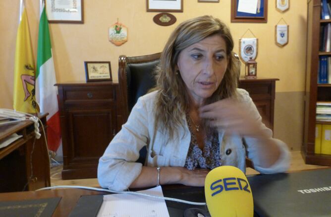 La alcaldesa de Lampedusa, Giusy Nicolini, ante los micrófonos de la Cadena SER