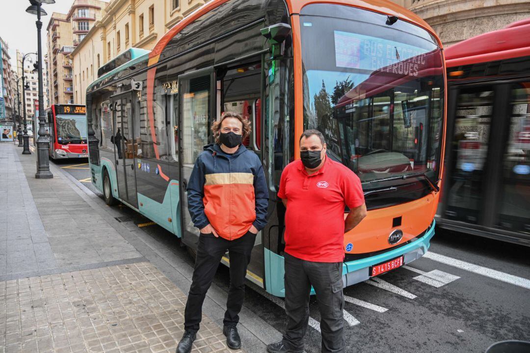 El edil de Movilidad Giuseppe Grezzi junto a un responsable de la empresa que fabrica los nuevos autobuses eléctricos que se podrán pronto en marcha. 