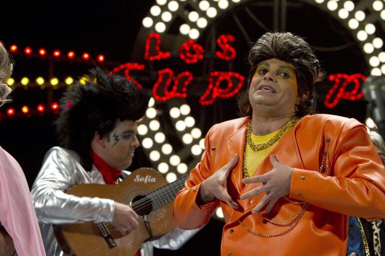 la chirigota 'Los superpop' durante su actuación en la final del Concurso de Agrupaciones Carnavalescas que se celebra esta noche en el Gran Teatro Falla, en Cádiz.