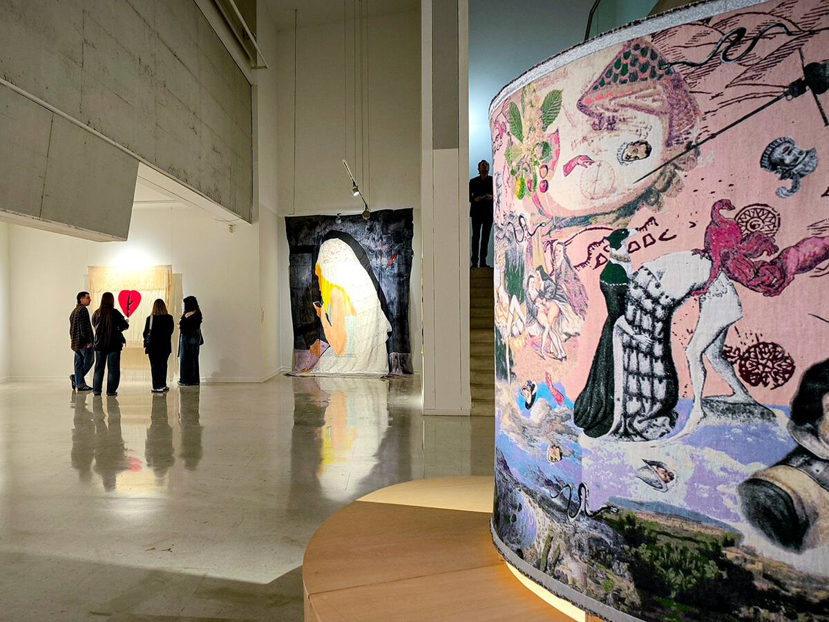 ‘Tejiendo historias’ en el MuCAC La Coracha, del silencio doméstico al arte que incomoda