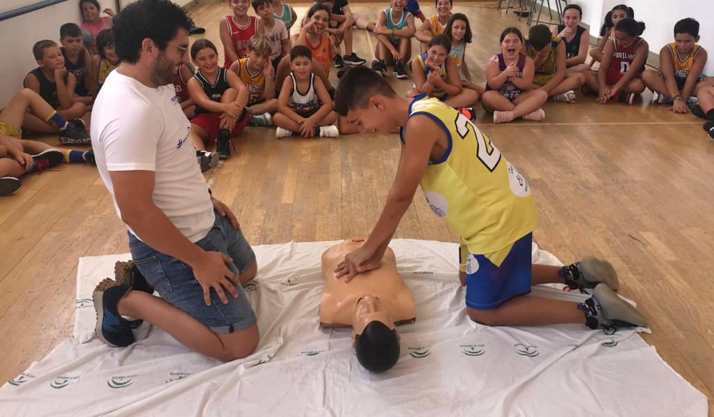 Los participantes en el campus prestando los primeros auxilios.