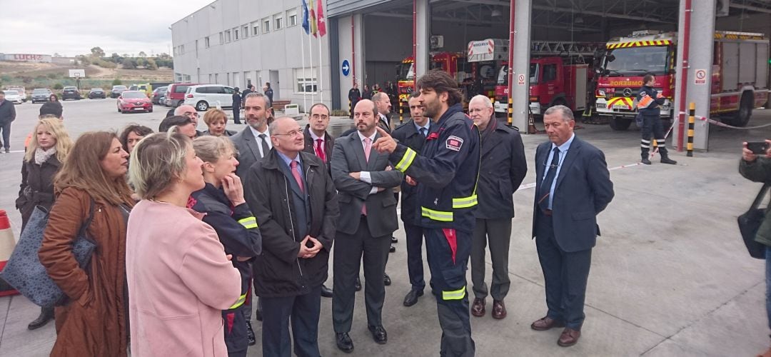 El consejero regional y el alcalde de Parla, departiendo con los bomberos