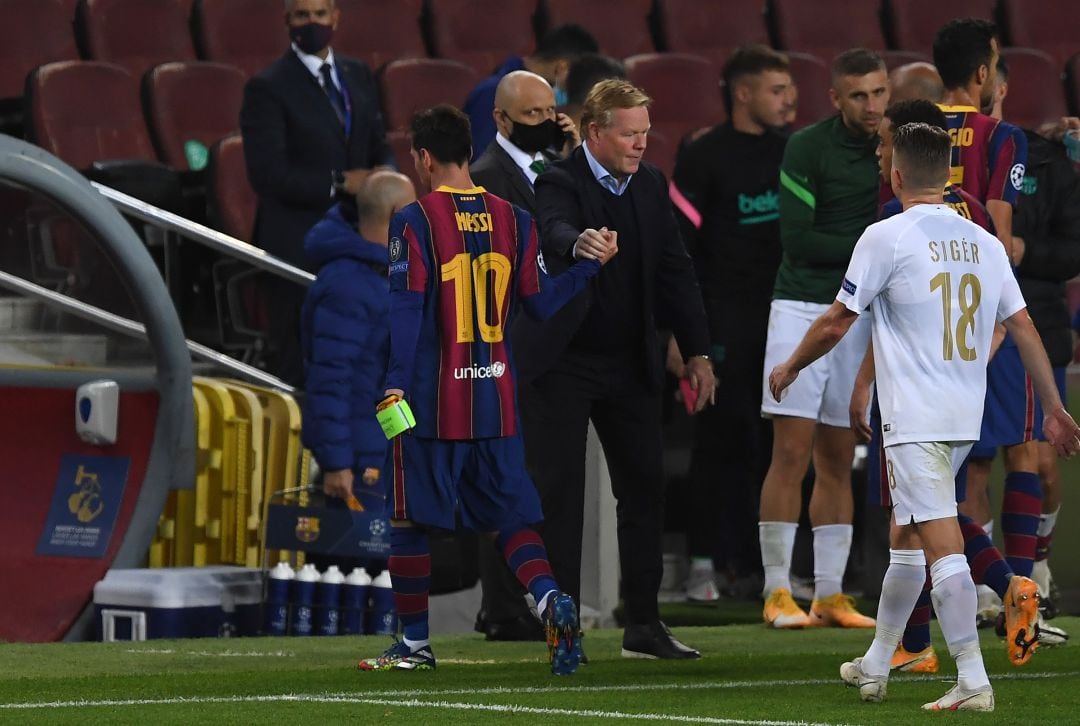 Messi y Koeman durante el partido contra el Ferencvaros. 