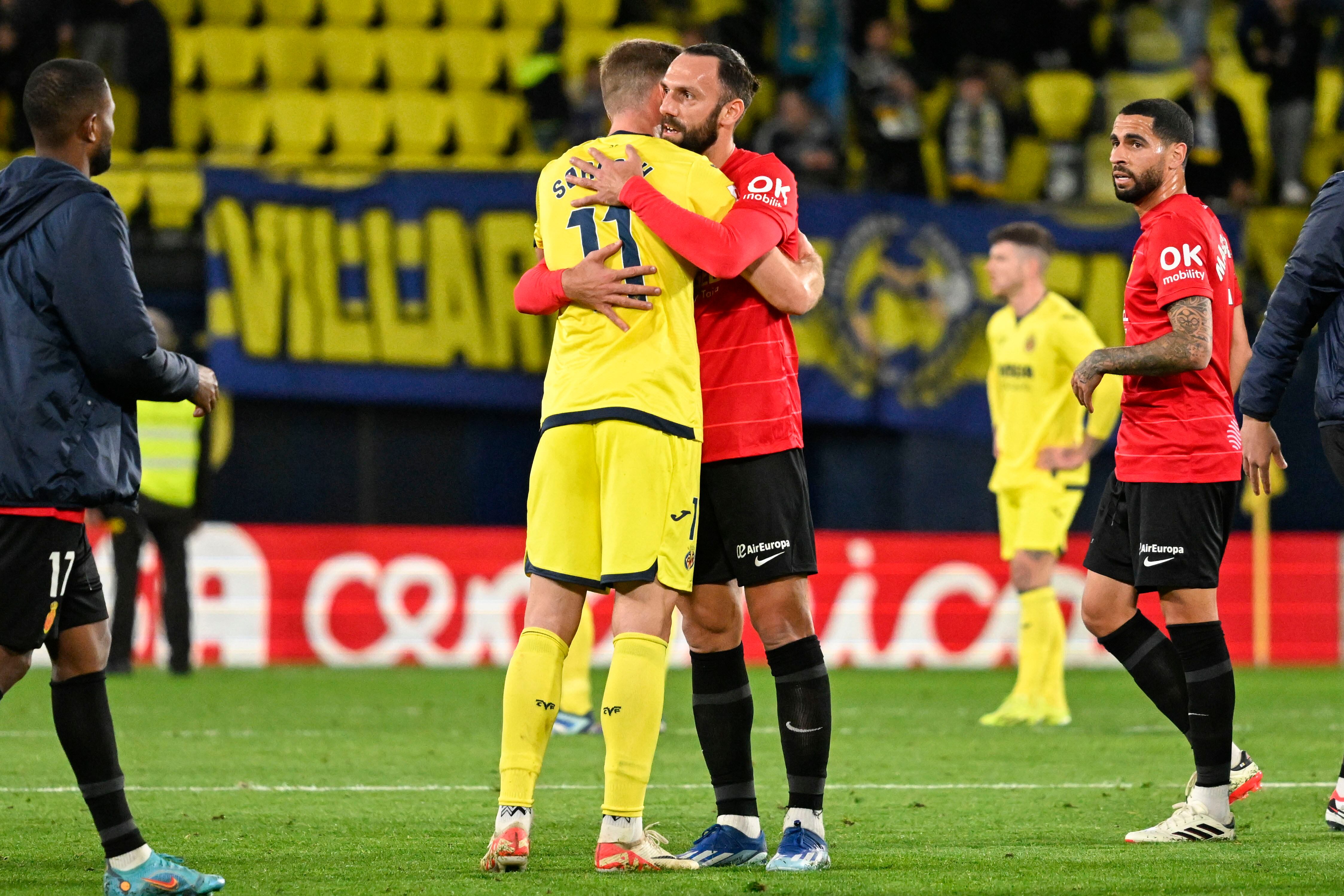 VILLARREAL, 20/01/2024.- El delantero noruego del Villarreal Alexander Sorloth (i) saluda a Vedat Muriqi (c-d), delantero kosovar del Mallorca, tras el final del partido de la jornada 21 de Liga disputado entre amos equipos, este sábado en el estadio La Cerámica de Villarreal. EFE/ Andreu Esteban