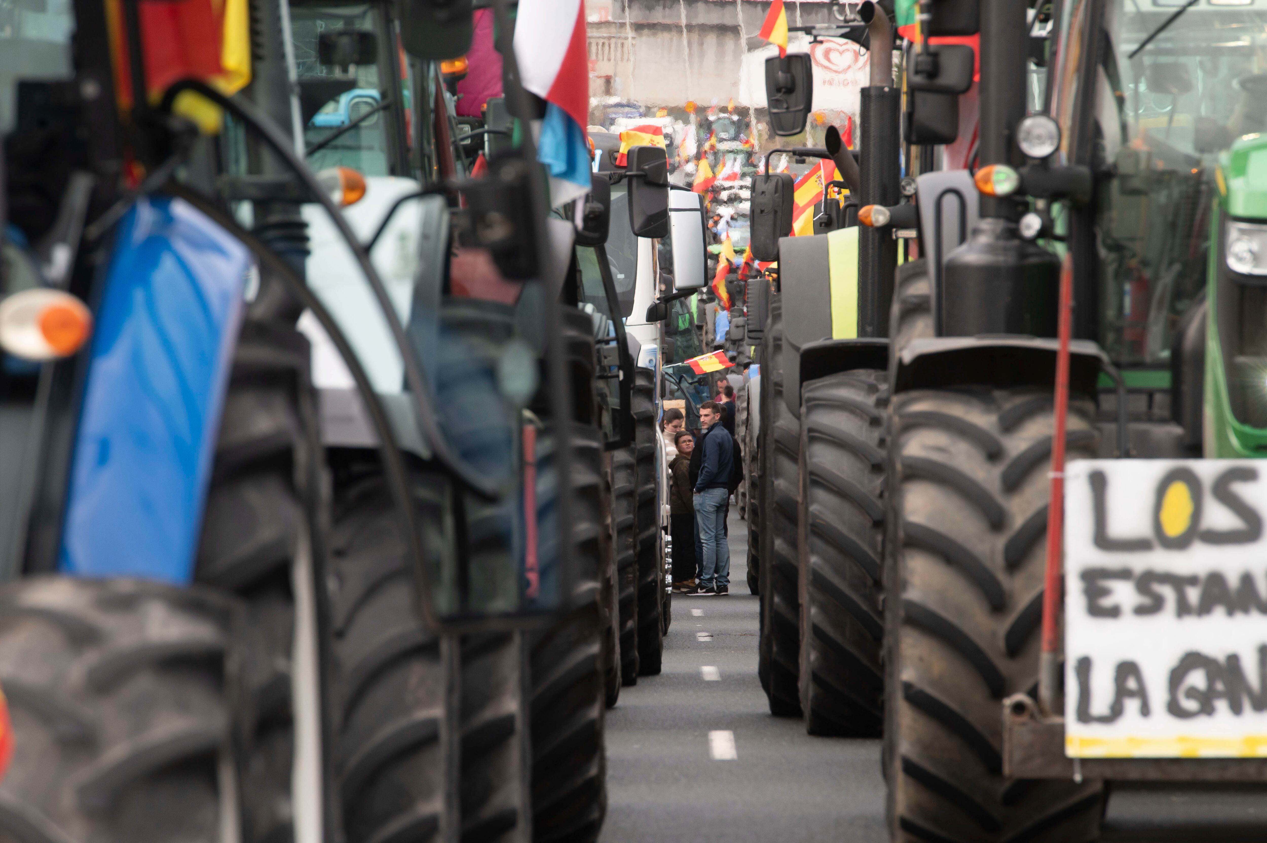 SANTANDER, 16/02/2024.-Vista de la tractorada convocada por las organizaciones agrarias en Cantabria (Aigas-la Unión, Asaja, Ugam-Coag y Upa) con el apoyo de las cooperativas agrarias y las asociaciones ganaderas de razas cárnicas para reclamar soluciones a la crisis del sector primario, este viernes en santander. FOTO/EFE/Pedro Puente Hoyos
