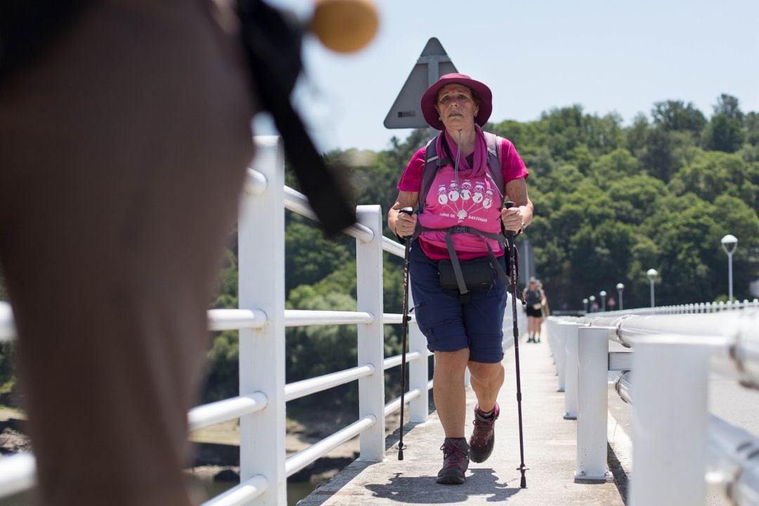 Archivo - Una peregrina durante el Camino de Santiago