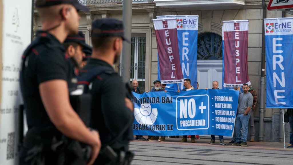Concentración de sindicatos de la Ertzaintza frente al Parlamento vasco