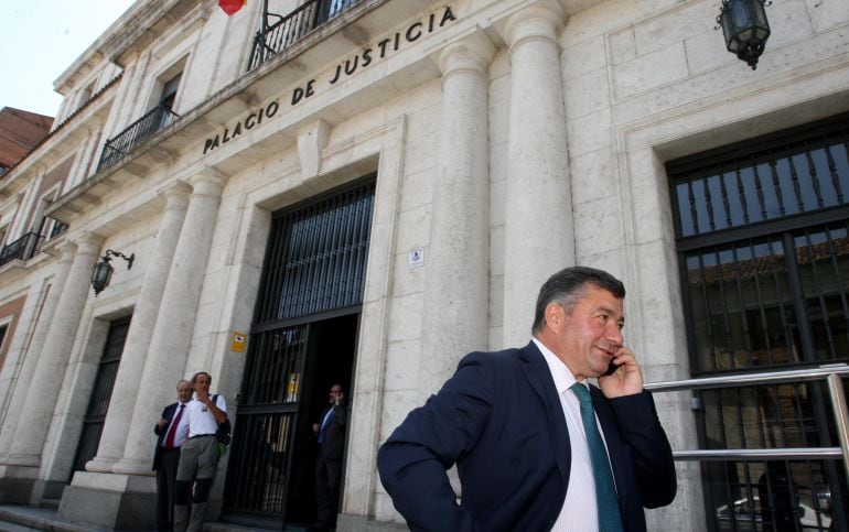 El ex alcalde de Arroyo de la Encomienda, José Manuel Méndez, en la puerta de la Audiencia Provincial de Valladolid