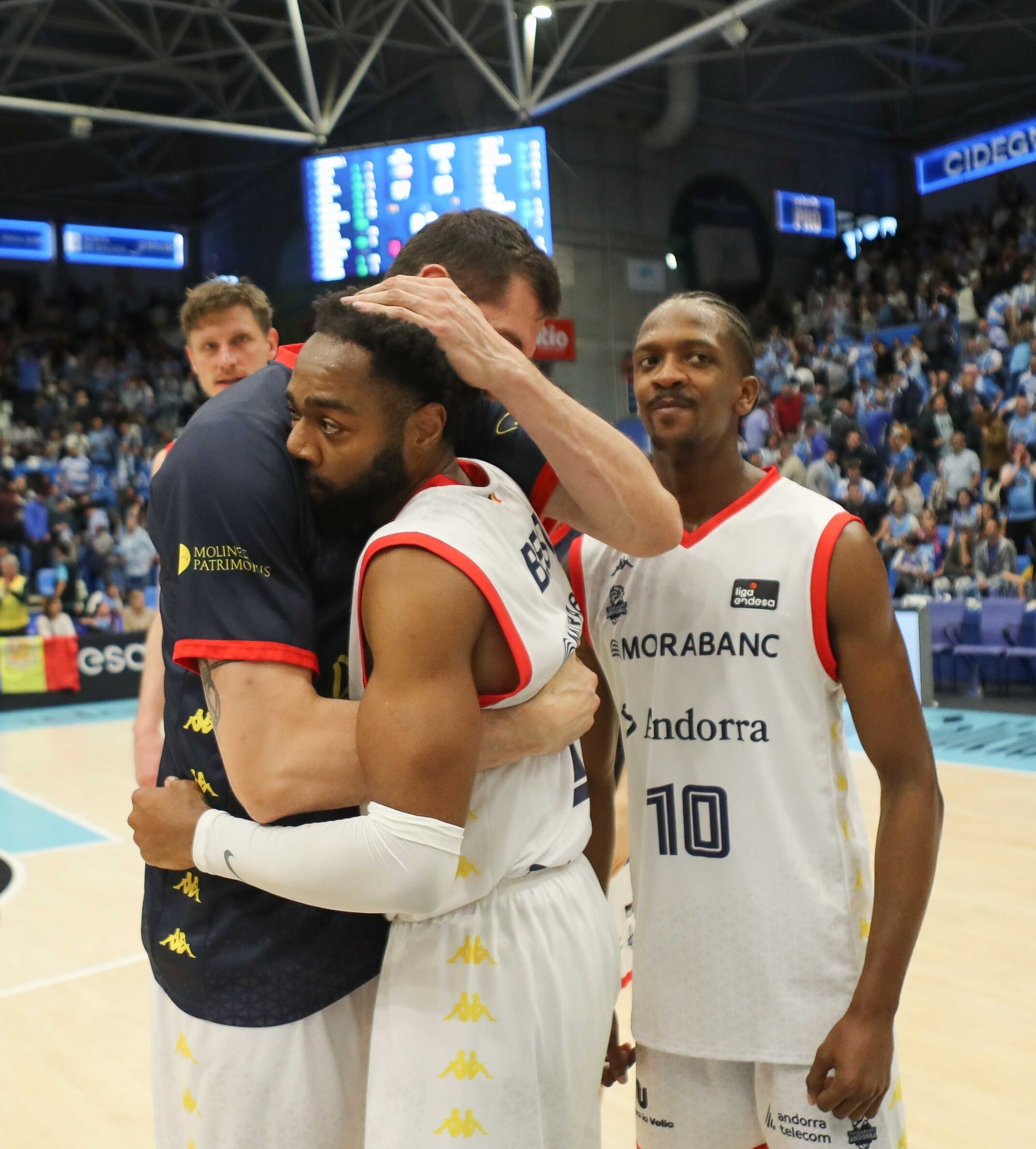 Aaron Best rep les felicitacions dels seus companys