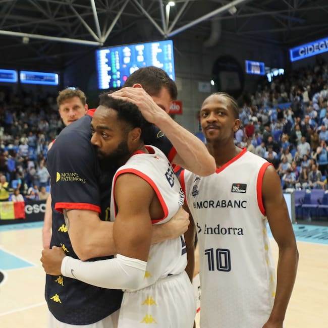 Aaron Best rep les felicitacions dels seus companys