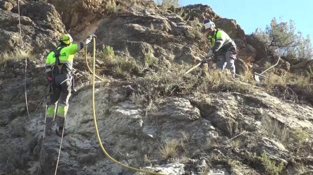 Especialistas de Geotalud realizan los trabajos previos a la instalacion de las barreras dinámicas