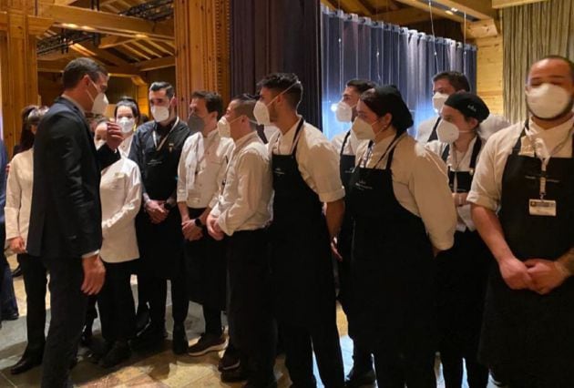 El presidente del Gobierno, Pedro Sánchez, saludando a Francis Paniego y a su equipo de cocina, tras la cena de gala.