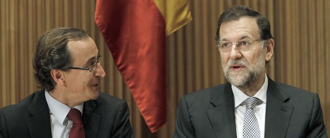 Mariano Rajoy,  junto al nuevo portavoz popular, Alfonso Alonso