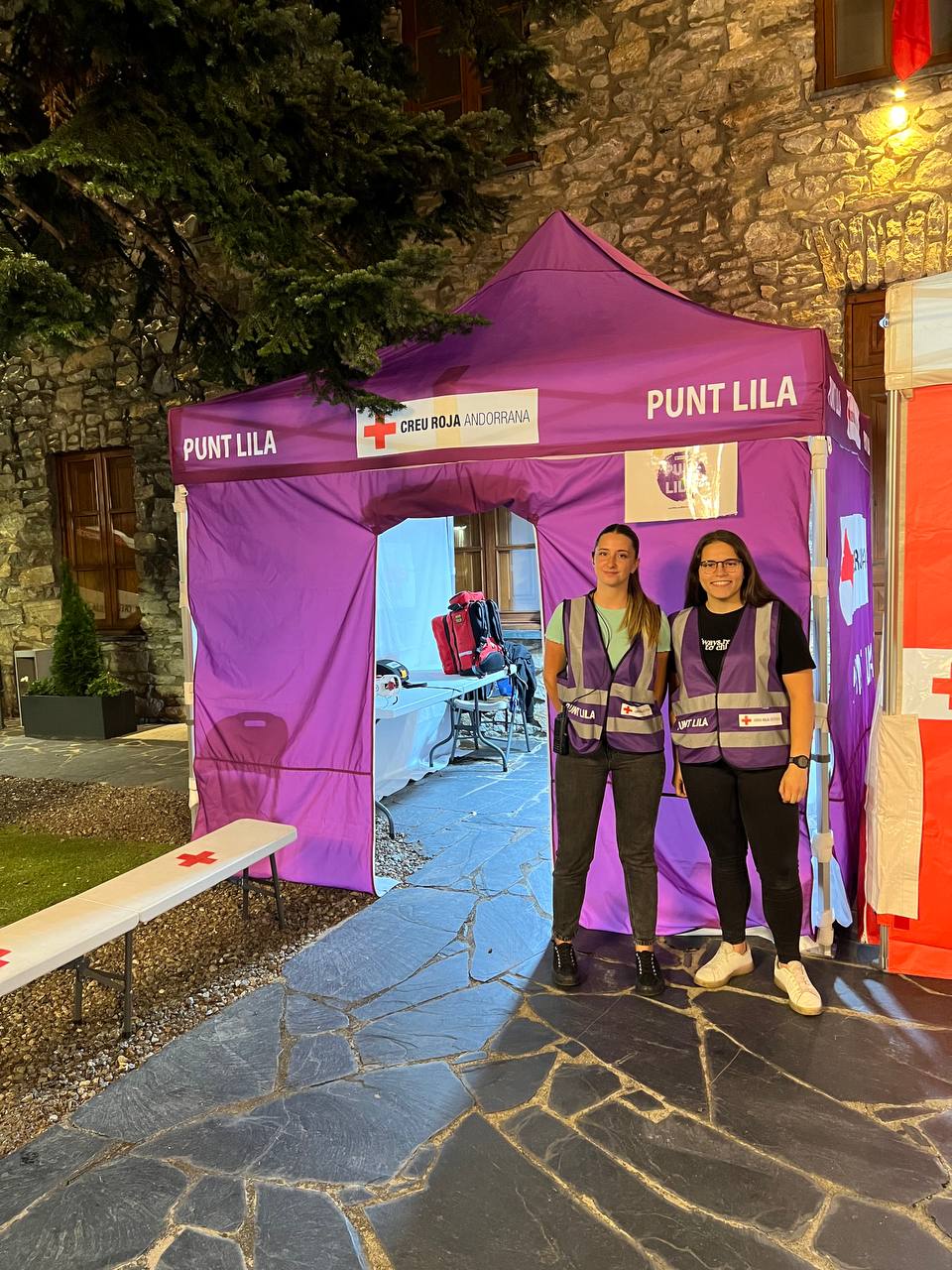 Punt lila a la festa major de Sant Julià.