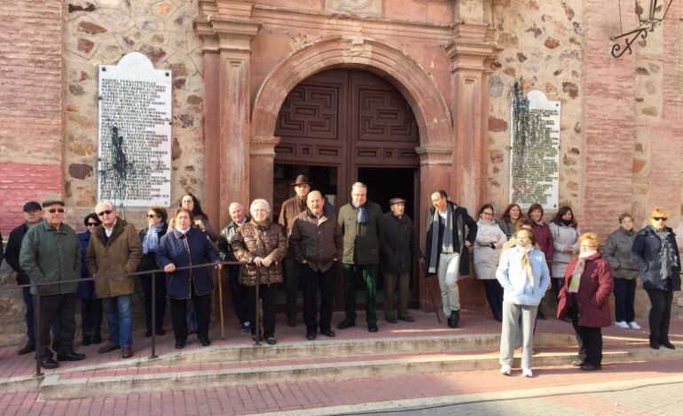 Varios vecinos impiden la retirada de placas franquistas